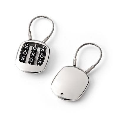 Picture of NOUGHTS & CROSSES METAL KEYRING in Silver.