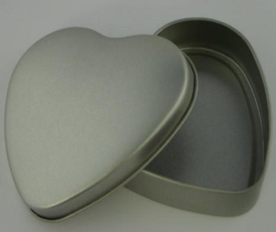 Picture of HEART SHAPE TIN with Lid in Matt Silver.