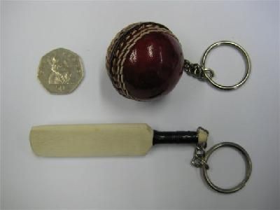 Picture of MINI CRICKET BAT KEYRING.