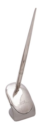Picture of MAYFAIR DESK PEN STAND in Matt & Shiny Silver Plating with Heavyweight Metal Pen