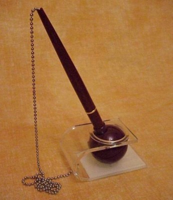 Picture of VERSI DESK STAND PEN in Burgundy.