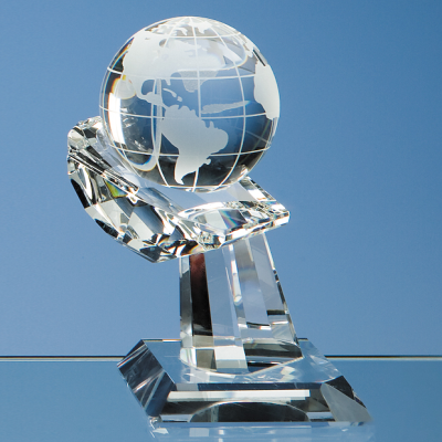 Picture of 6CM OPTICAL CRYSTAL GLOBE ON MOUNTED HAND AWARD.