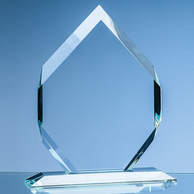 Picture of 15CM x 10CM x 15MM CLEAR TRANSPARENT GLASS MAJESTIC DIAMOND AWARD.