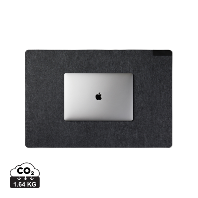 Picture of VINGA ALBON GRS RECYCLED FELT DESK PAD in Black.